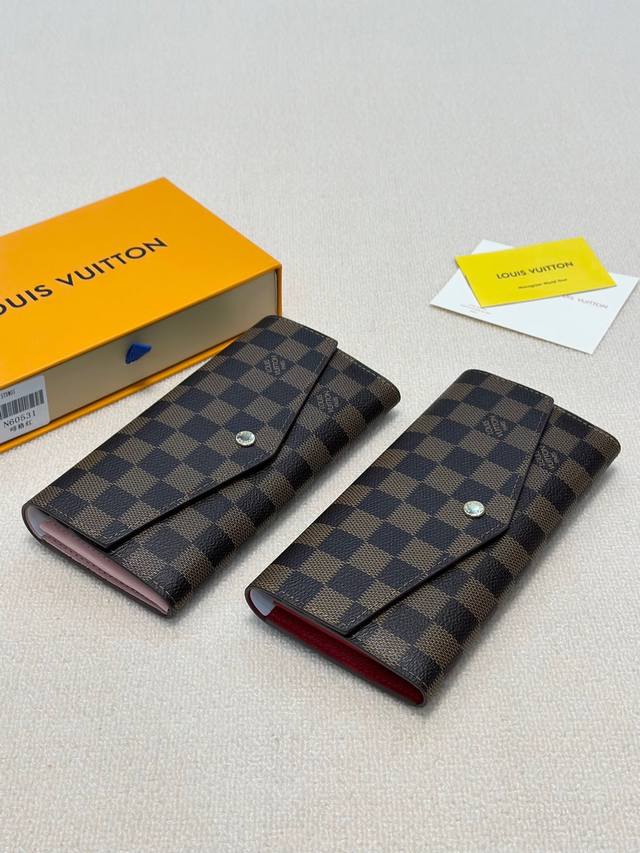 颜色 咖格尺寸19X10型号 M60531专柜新款这款信封式钱夹以优雅的帆布.内头层牛皮制成.整体柔软。内部设计精巧独特，拥有各种口袋和18位卡槽