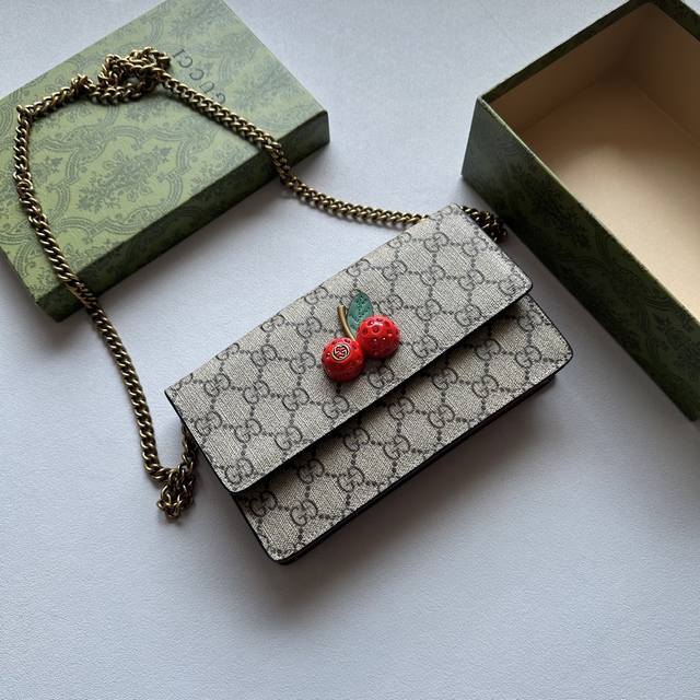 颜色 红尺寸18X13Gucci Garden樱桃』升级版 一个三维的樱桃配件，镶嵌晶体矗立Gg标志内部带钥匙扣专柜对版采用进口Pvc搭配顶级原版皮当手包，适合