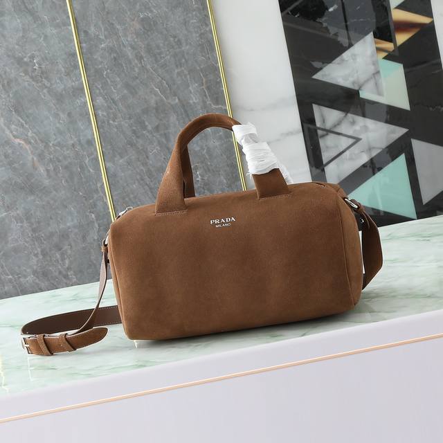 新款绒面咖啡棕色 这款Nappa皮革行李袋配有皮革手提柄和肩带，融合实用功能与时尚格调。 型号:2Vc046_2C75_F0003_V_000 皮革手提柄 可拆