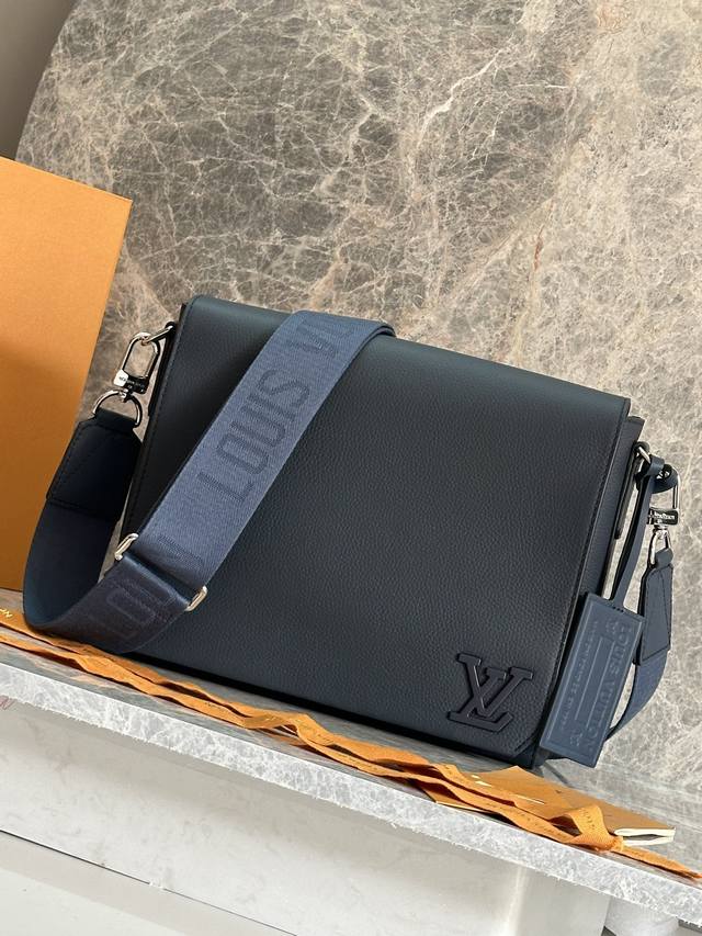 p 顶级原单复刻M21363 蓝色Aerogram 邮差包 Aerogram 邮差包极简主义的设计主张最大的风格，华丽的小牛皮与微妙的签名触摸相结合，可以携带电