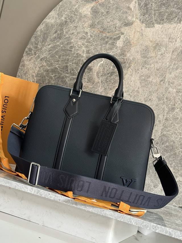 p 型号M21440 本款公文包拥有 Aerogram 粒面牛皮革的柔软质感，令金属 Lv 字母点缀右下角。加衬口袋可收纳笔记本电脑，路易威登标识缝入可拆卸提花