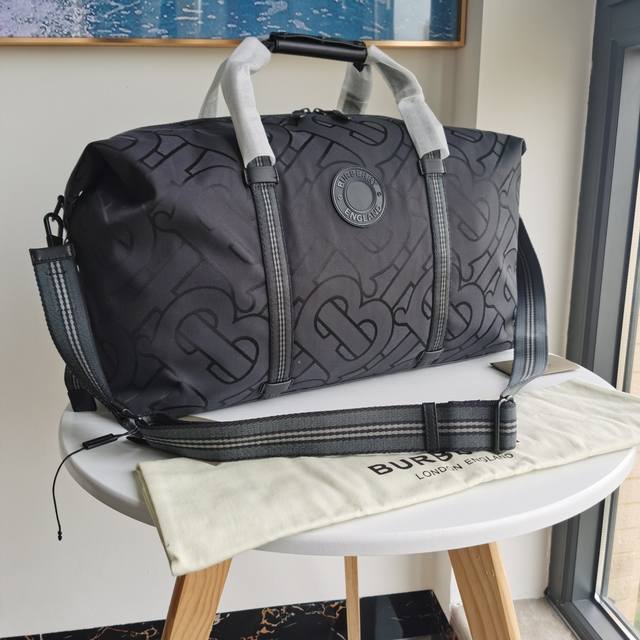 原单 新款旅行袋，选用品牌全新的环保帆布制作。该环保帆布材质主要运用可再生资源制造，相较于传统的涂层帆布，需要更少的水并会生成更少的二氧化碳。以平滑皮革材质的侧