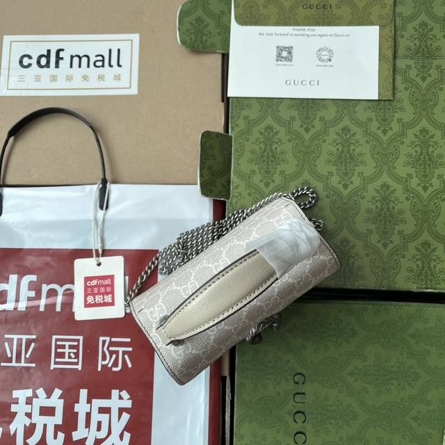 酒神迷你手提包这款酒神米色Gg至尊帆布包以迷你尺寸呈现，由虎头马刺封口定义，这是众议院深受喜爱的象征。燕麦皮革装饰为设计增添了深度，引入了色调元素和对比质感。