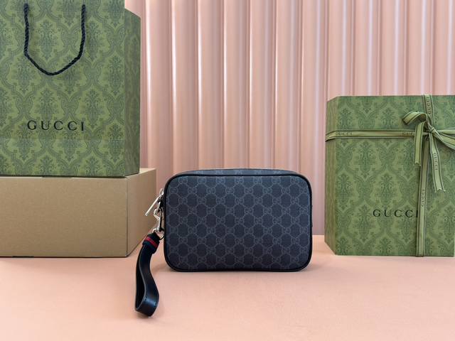 Gg斜挎包。经典Gg Supreme帆布以质地柔软且富有延展性而著称，是品牌历经岁月洗礼却从未褪色的经典面料之一。该面料以超细纤维涂层织物打造，以全黑色匠心呈现