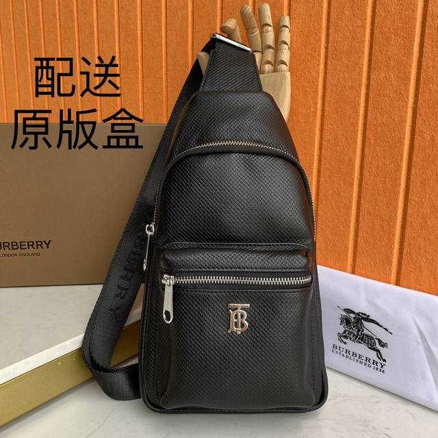 批 ，巴宝莉男士胸包 型号：1049 尺寸：30×17×5Cm 实物拍摄，图同货一致 重金正品打版复刻进口原厂头层小牛皮复刻顺滑Ykk拉链完美工艺 拒绝偷工减料