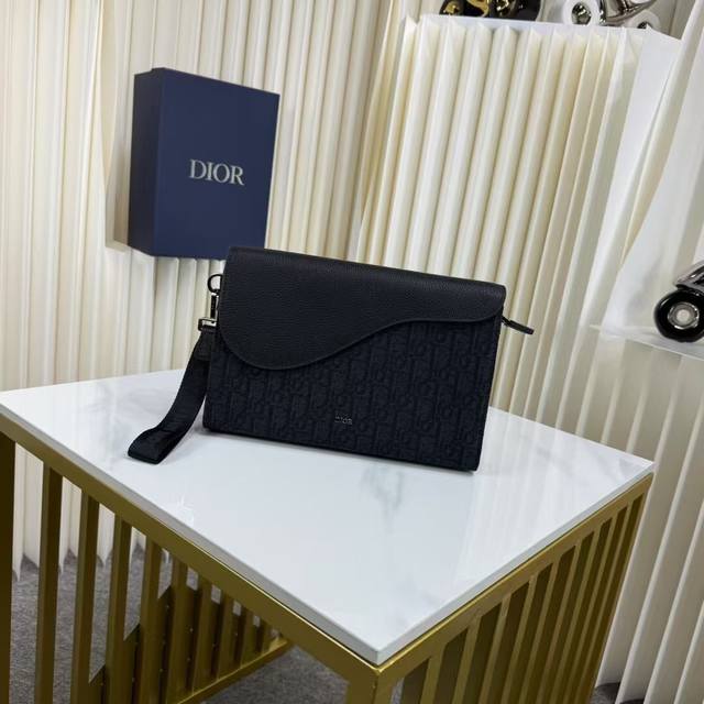 市场最高版本，欢迎对比 马鞍 A5 三角手拿包 黑色 Oblique 印花面料和黑色粒面牛皮革 编号: 2Adca540Yks_H03E 这款 A5 三角手拿包