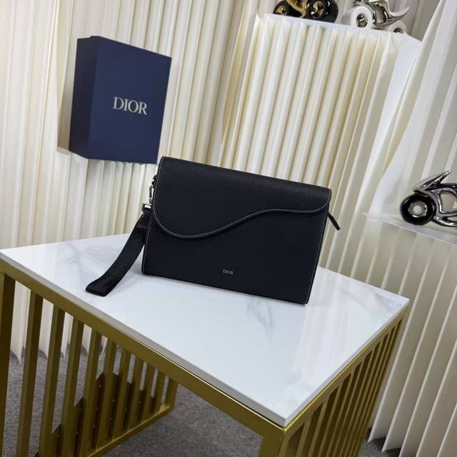 市场最高版本，欢迎对比 马鞍 A5 三角手拿包 黑色粒面牛皮革 编号: 2Adca540Ykk_H00N 这款 A5 三角手拿包是 Dior 的全新主打单品。采