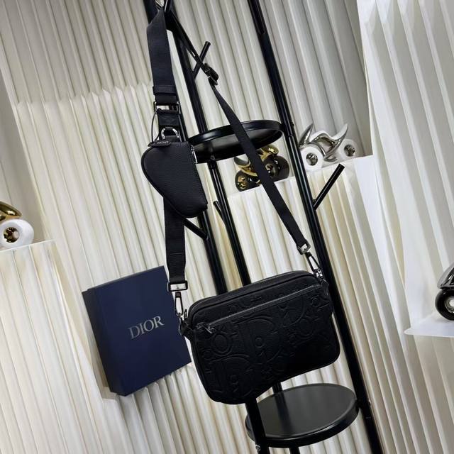 市场最高版本，进口头层牛皮 欢迎对比 马鞍三件套手袋 黑色 Dior Gravity 印花效果皮革和黑色粒面牛皮革 编号: 1Adpo276Llg_H00N 这