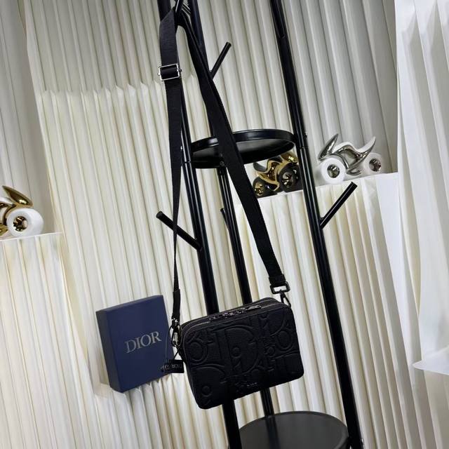 市场最高版本，进口头层牛皮 欢迎对比 拉链手拿包 黑色 Dior Gravity 印花效果皮革搭配肩带 编号: 2Esbc119Llg_H00N 这款拉链手拿包