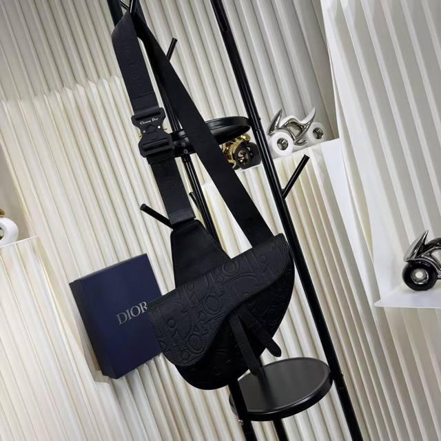 市场最高版本，进口头层牛皮 欢迎对比 马鞍包 黑色 Dior Gravity 印花效果皮革和黑色粒面牛皮革 编号: 1Adpo093Llg_H00N 这款马鞍包