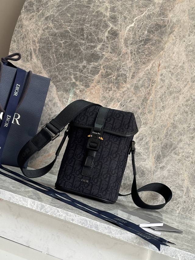 p 这款竖版翻盖信使包是二零二五夏季男装系列新品,现代时尚的设计充分突显 Dior 的高订风格,提升 Dior Hit The Road 系列的格调。采用米色和 p 这款竖版翻盖信使包是二零二五夏季男装系列新品,现代时尚的设计充分突显 Dior 的高订风格,提升 Dior Hit The Road 系列的格调。采用米色和