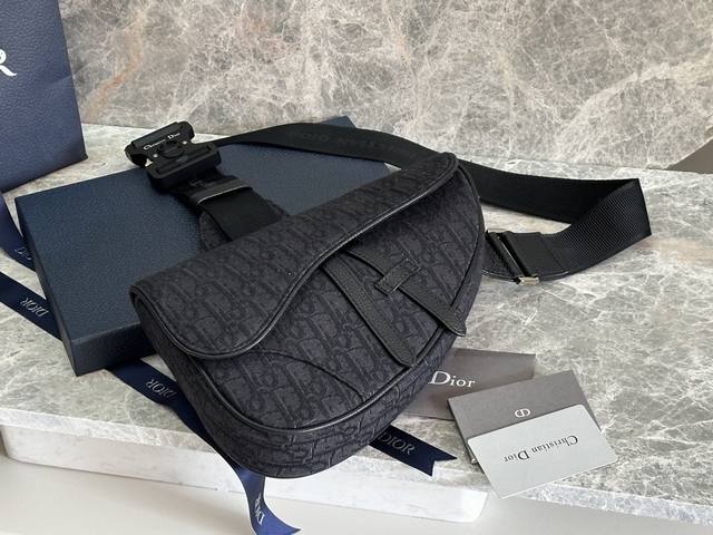 p 顶级原单 Dior. 黑色老花 出La Dior. Pre-Fall新款Saddle Bag 男款的Saddle Bag强势推！！ Dior. 新任设计师K