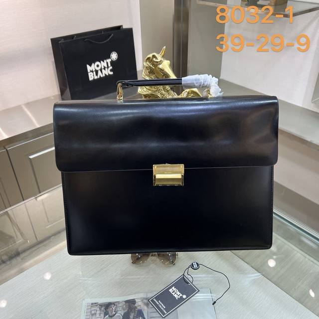 Montblanc万宝龙8032-1 万宝龙新款男士公文包,采用进口定型牛皮制作,搭配顶级五金配件,带全新按键锁,在手拿包系列中实属佼佼者。商务人士与潮流达人皆 Montblanc万宝龙8032-1 万宝龙新款男士公文包,采用进口定型牛皮制作,搭配顶级五金配件,带全新按键锁,在手拿包系列中实属佼佼者。商务人士与潮流达人皆