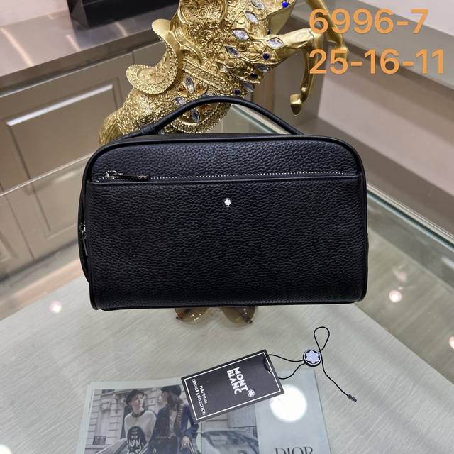 Montblanc 万宝龙手拿包 洗漱包 6996-7，复古且高级！简约风格十分百搭，进口牛皮材质也特耐磨损，包型整体挺阔饱满，这个系列被称为“精致高雅的时尚引