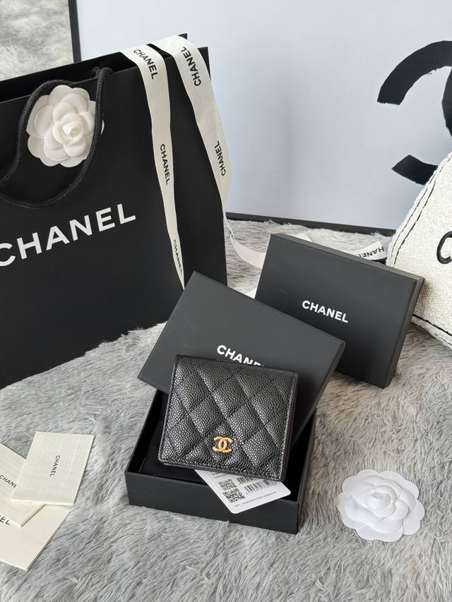 新品Chanel 对折短钱包到货进口牛皮制作内里带零钱袋 这类钱包超级实用、卡位多还有长隔层可放包里、可手拿，颜色如图所示明 编号：A84028 尺寸12X12