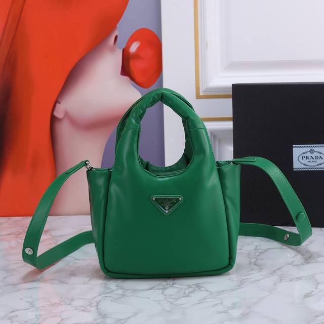 回货 菜篮子 这款菜篮子手袋取材软羊革，简约触感非常柔软，休闲又时尚，巧搭双提手和磁扣。配有一条可拆卸羊皮长肩带，轻启包身即见软羊革衬里和三个隔层。空间容量非常