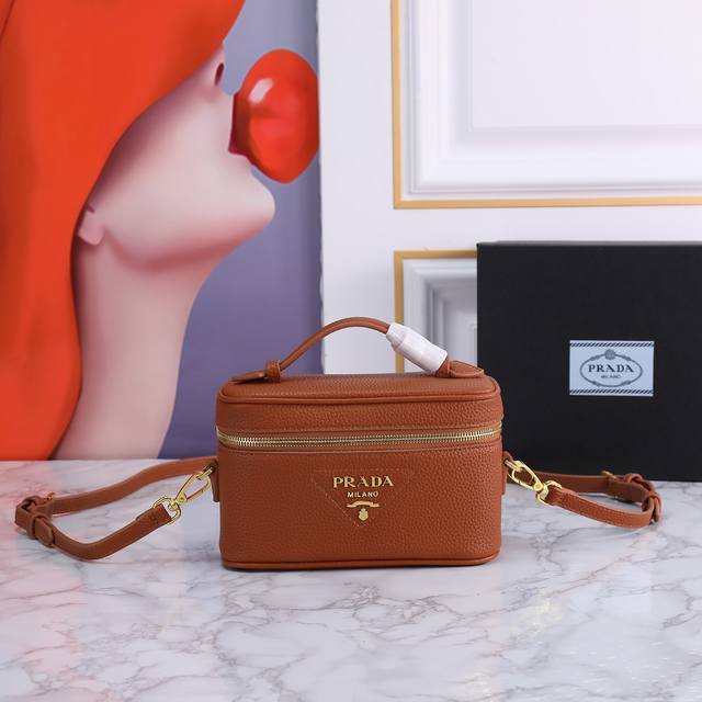 回货盒子包1Bh202 这款简约盒子包采用进口鹿皮纹，内配进口羊皮和实用卡槽 口袋，正面饰以金属徽标，可拆卸可调式肩带又可手提，拉琏开合。上身效果非常酷又实用，