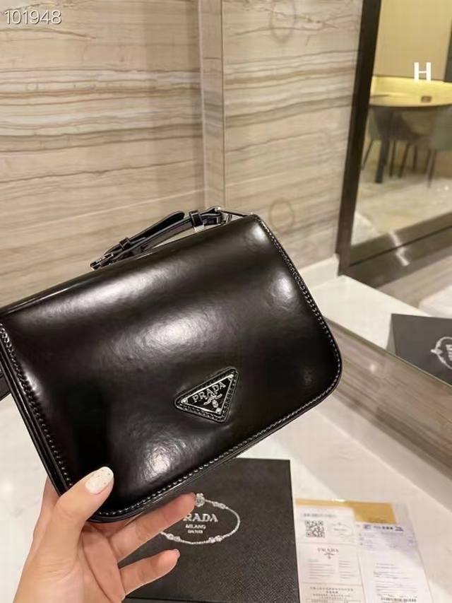 回货 Prada 漆皮腋下包 小网红包 Prada永恒经典 真正原版复刻 轻便时尚 潮人必备 普拉达由玛丽奥 普拉达于1913年在意大利 米兰创建。Miucci 回货 Prada 漆皮腋下包 小网红包 Prada永恒经典 真正原版复刻 轻便时尚 潮人必备 普拉达由玛丽奥 普拉达于1913年在意大利 米兰创建。Miucci