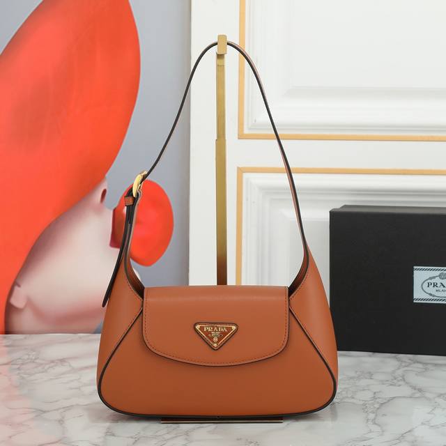 新款单肩包 这款现代而精致的皮革手袋采用精致的细节和流畅的美学构造，展现卓越的工匠技艺。线条简约、造型紧凑，搭配Nappa皮革内衬与优雅的可调节提手，配有磁性包