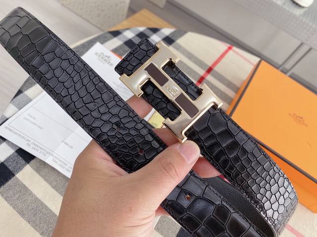 爱马仕爱马仕是世界奢侈品 品牌 创建于法国巴黎带身采用纯皮制作 . 更显尊贵 带身宽度:3.8厘米奢侈 保守 尊贵 贵族式风格由整体到细节 有法国人的浪漫气息