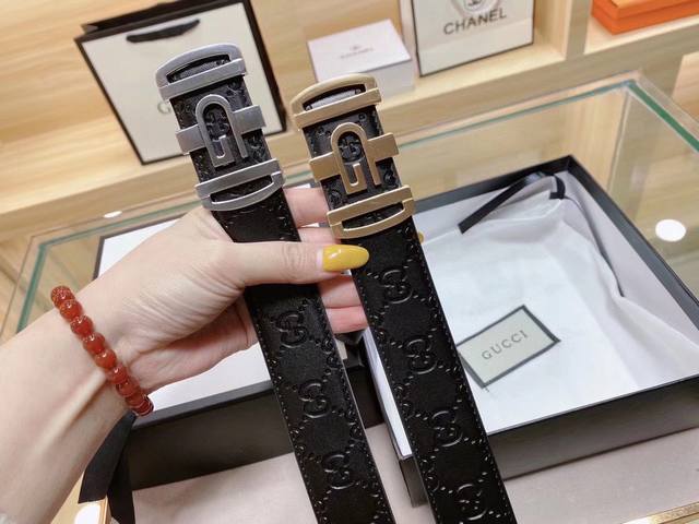 Gucci 古奇新款互扣式G带扣深受品牌辉煌的70年代经典设计所影响，得以重新诠释。安放于织纹纯皮腰带之上。正品一致的吊牌全套包装 配纸袋 礼品盒 亲们下单一定