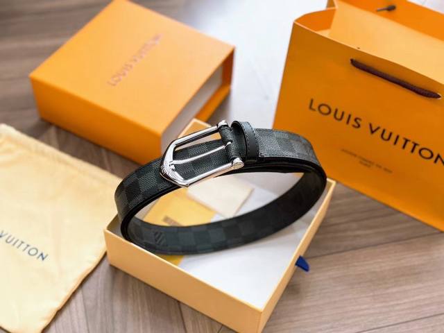 路易威登休闲针扣腰带，风格成熟而休闲的Slender 35 毫米 双面腰带：Damier面散发都市气息，柔滑的牛皮革面配上金属搭扣，是商务休闲服装造型的搭配.精