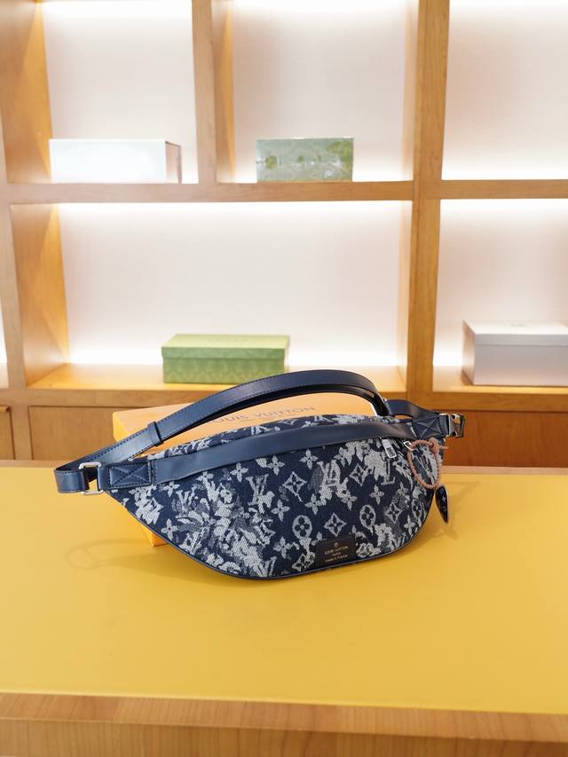 路易威登 官网同步 高版本 胸包 腰包 永恒不过时的标志性产品 纯原单布料 配牛皮 顶级五金制作 非市面普通版本 贸易公司订单货 全部实拍 实用性非常高 完全不
