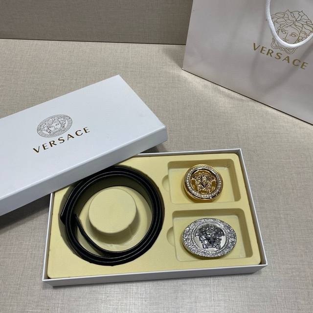 给大家种草一款超有排面的Versace范思哲双扣腰带宽度为3.8 厘米，精致而时尚。 此款腰带采用精美的意大利皮革制作，高贵气质尽显无疑。 无论是搭配休闲装还是