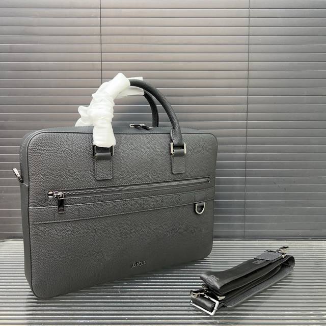 Dior 迪奥 牛皮男士公文包 电脑包 斜挎手提包 采用精湛镶嵌细工，经典百搭 实物拍摄 原厂原版面料 高端品质 配送防尘袋 38 X 27 Cm。