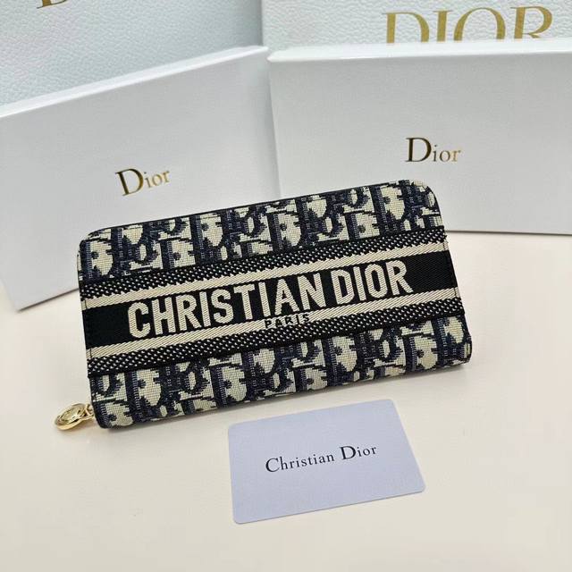 Dior 5234颜色 黑色 尺寸 19*10.5*3.5 Dior专柜最新款火爆登场!采用进口小牛皮,绝美绣线,做工精致,媲美专柜! Dior 5234颜色 黑色 尺寸 19*10.5*3.5 Dior专柜最新款火爆登场!采用进口小牛皮,绝美绣线,做工精致,媲美专柜!