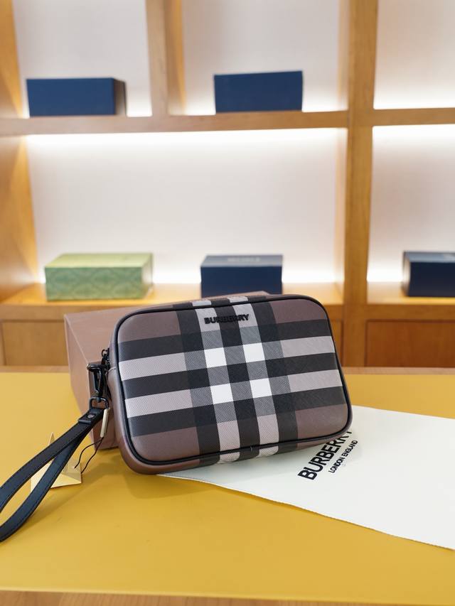 Burberry 巴宝莉 官网同步 高版本 手拿包 全球轰抢单品 原单牛皮制作 质感超好 日常出门经典百搭 一眼万年的款式 非市面普通货 贸易公司订单货 配折叠