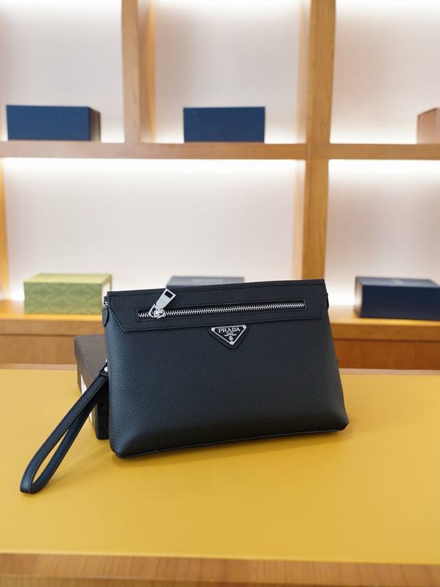 Prada 普拉达 官网同步 高版本 手拿包 全球轰抢单品 原单牛皮制作 质感超好 日常出门经典百搭 一眼万年的款式 非市面普通货 贸易公司订单货 配礼品盒包装