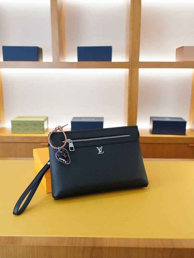 路易威登 官网同步 高版本 手拿包 全球轰抢单品 原单牛皮制作 质感超好 日常出门经典百搭 一眼万年的款式 非市面普通货 贸易公司订单货 配Lv挂件 礼品盒包装