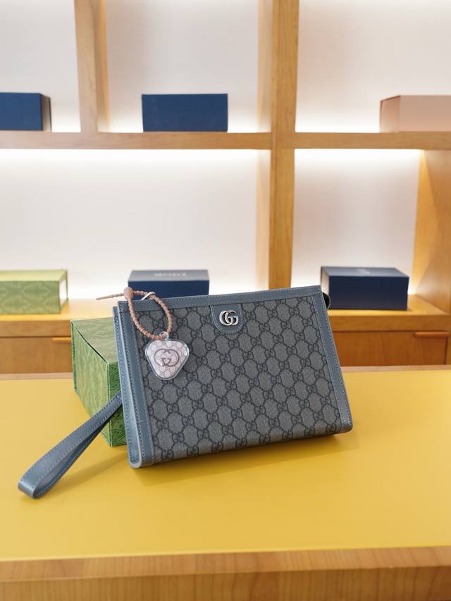 古驰 官网同步 高版本 手拿包 全球轰抢单品 原单牛皮制作 质感超好 日常出门经典百搭 一眼万年的款式 非市面普通货 贸易公司订单货 配Gucci挂件 折叠盒包