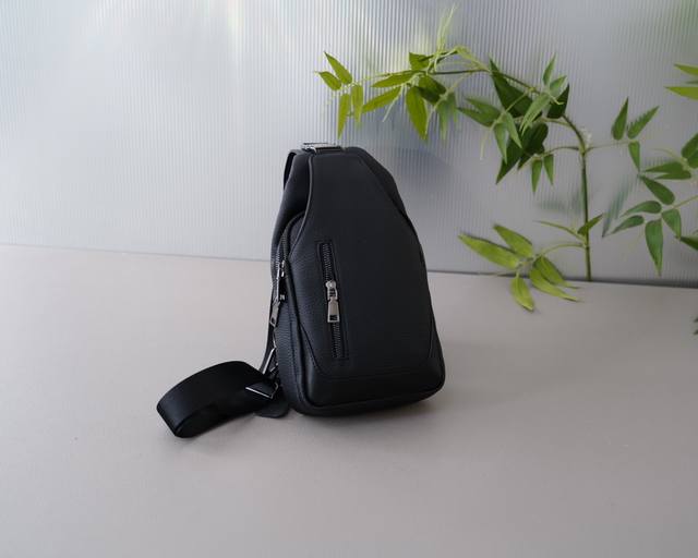 私人订制 官网同步 高版本 胸包 永恒不过时的标志性产品 纯原单牛皮 顶级五金制作 非市面普通版本 今年最爱的款式 全部实拍 实用性非常高 完全不用担心穿搭 规