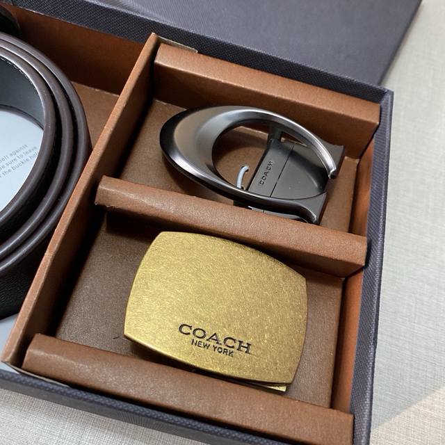 双扣礼盒套装 含礼盒 蔻驰Coach礼盒套装皮带 爆款来袭3.5Cm宽 头层牛皮，专柜同款 高真空电镀五金 均可旋转扣头、长度可剪裁。一带身配二扣头自由搭配！专