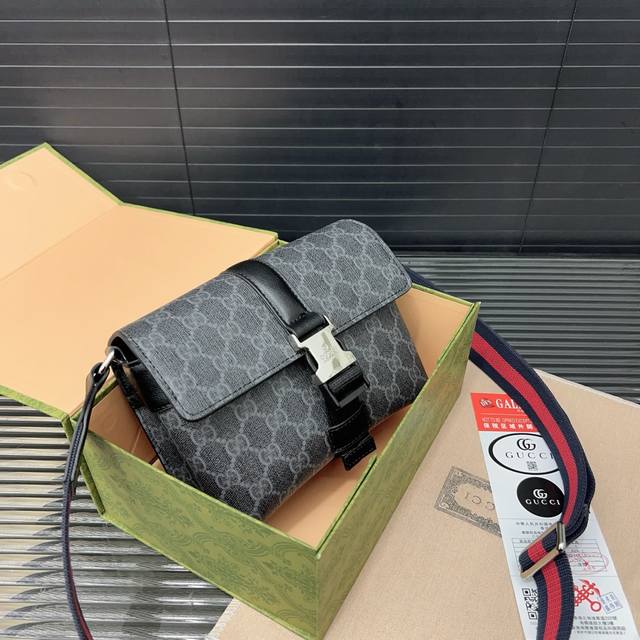 Gucci 古奇 Gg Supreme 迷你经典印花插扣开合 帆布包斜挎单肩包 休闲百搭 实物拍摄 原厂面料 高端品质 配送防尘袋 19 X 15Cm。