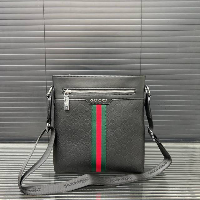 Gucci 古奇 头层牛皮单肩包 男士斜挎包 休闲商务 经典百搭 实物拍摄 原厂面料 高端品质 配送防尘袋 25 X 27 Cm。