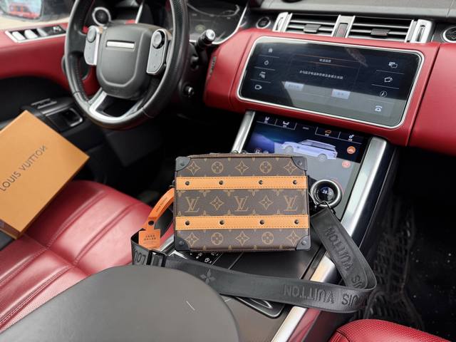 高端货 新款 “Louis Vuitton”Lv单肩包 路易威登邮差包 M46689 Louis Vuitton Soft Trunk Trunk Handle