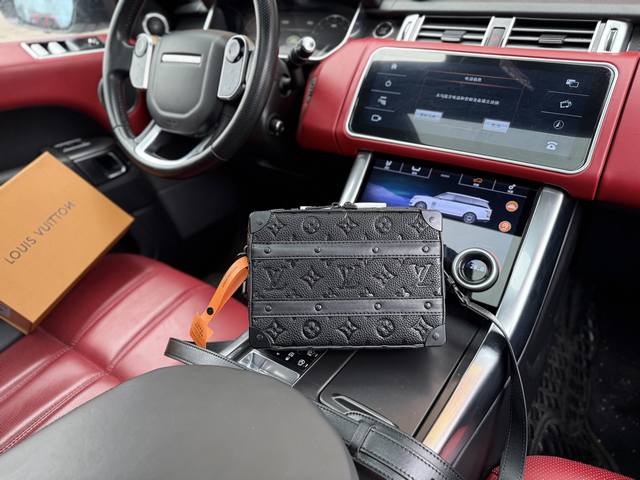 高端货 新款 “Louis Vuitton”Lv单肩包 路易威登邮差包 M59163 Louis Vuitton Handle Soft Trunk Tauri 高端货 新款 “Louis Vuitton”Lv单肩包 路易威登邮差包 M59163 Louis Vuitton Handle Soft Trunk Tauri