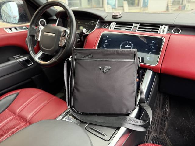 高端货 “Prada”普拉达单肩包 Prada普拉达 Saffiano 徽标皮革尼龙 尼龙布 单肩斜挎包 常规 男女同款 黑色 进口原厂防水布艺面料高清五金Lo 高端货 “Prada”普拉达单肩包 Prada普拉达 Saffiano 徽标皮革尼龙 尼龙布 单肩斜挎包 常规 男女同款 黑色 进口原厂防水布艺面料高清五金Lo