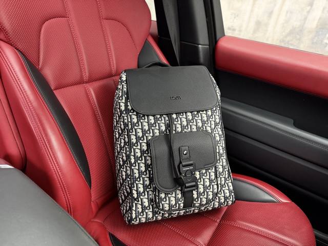 高端货 新款 “Door 迪奥”双肩包 Dior迪奥 Oblique 可调节肩带翻盖抽绳开合 粒面牛皮革 双肩包 男款 米色拼黑色 马鞍双肩包 大容量 Sadd