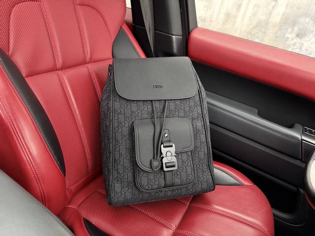 高端货 新款 “Door 迪奥”双肩包 Dior迪奥 Oblique 可调节肩带翻盖抽绳开合 粒面牛皮革 双肩包 男款 黑色 马鞍双肩包 大容量 Saddle