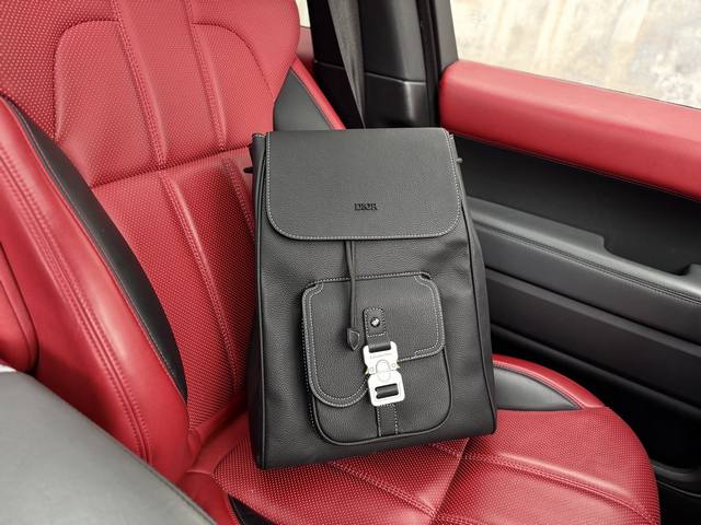 高端货 新款 “Door 迪奥”双肩包 Dior迪奥 可调节肩带翻盖抽绳开合 粒面牛皮革 双肩包 男款 黑色 马鞍双肩包 大容量 Saddle 老花满印刺绣拼牛 高端货 新款 “Door 迪奥”双肩包 Dior迪奥 可调节肩带翻盖抽绳开合 粒面牛皮革 双肩包 男款 黑色 马鞍双肩包 大容量 Saddle 老花满印刺绣拼牛