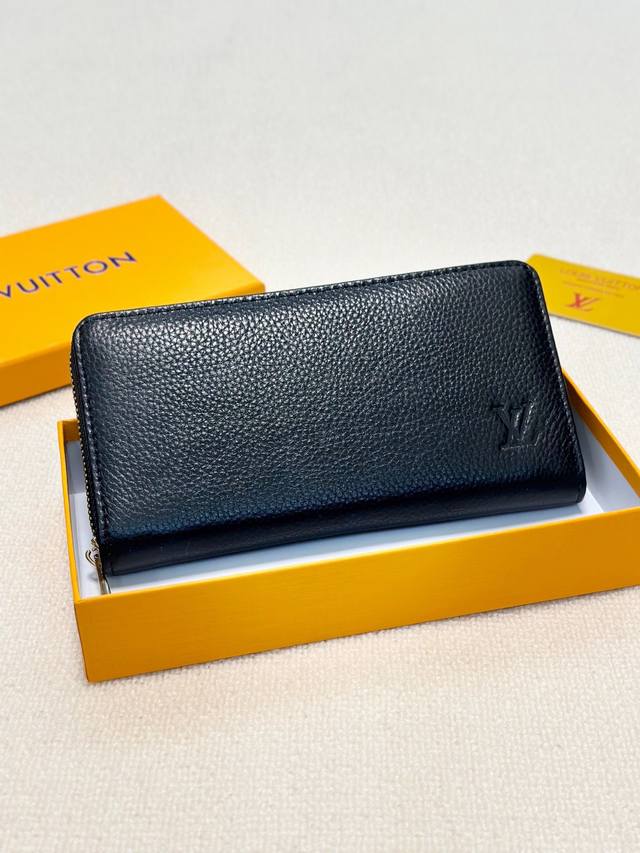 颜色 黑尺寸 19X10路易威登百年经典传承 可轻松放入现金 各种消费卡 单据等等，内外更有安全拉链开合 大小抓在手上都比较舒适，可单独使用，也可置于大包内，自