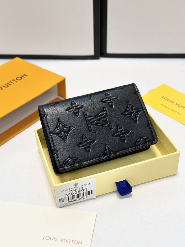 黑Coin 卡夹 由路易威登标志性的黑色Taiga皮革裁制而成的Coin卡夹，外观纤秀利落，安全存放零钱钞票的理想之选。内设多个信用卡插槽与纸币隔层，另配一个银