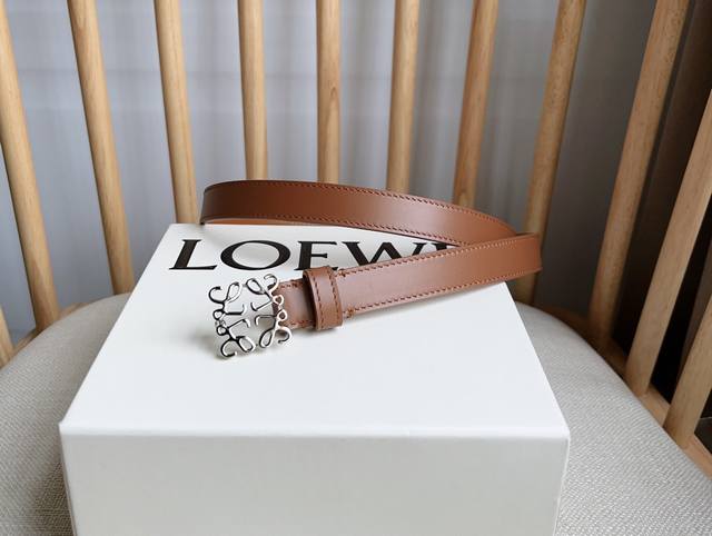Loewe 罗意威 专柜最新同款腰带 选用光滑牛皮革窄款腰带 配有Anagram挂锁针扣 卓越的工艺 个性的造型 精美的材质 宽:2.0Cm