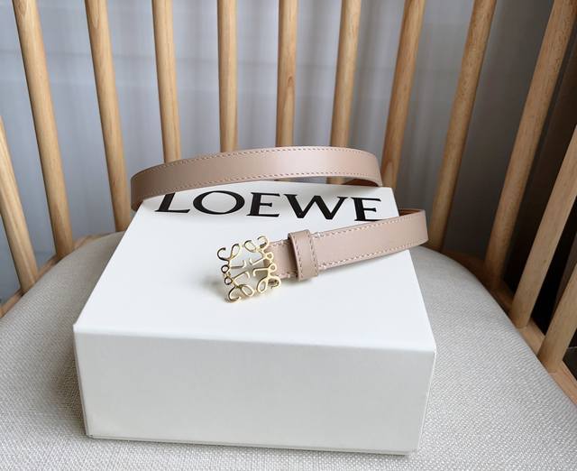 Loewe 罗意威 专柜最新同款腰带 选用光滑牛皮革窄款腰带 配有Anagram挂锁针扣 卓越的工艺 个性的造型 精美的材质 宽:2.0Cm