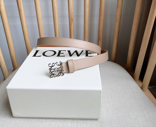 Loewe 罗意威 专柜最新同款腰带 选用光滑牛皮革窄款腰带 配有Anagram挂锁针扣 卓越的工艺 个性的造型 精美的材质 宽:2.0Cm
