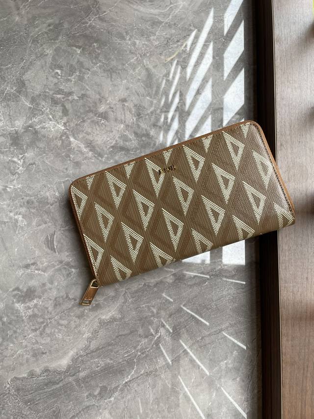 Di0R 棕色帆布Cd Diamond图案，棕色光滑牛皮中间的拉链隔层可放置硬币，两个现金隔层和12个卡位提供充足的收纳空间。长款拉链式钱包，优雅宽敞，是日常的